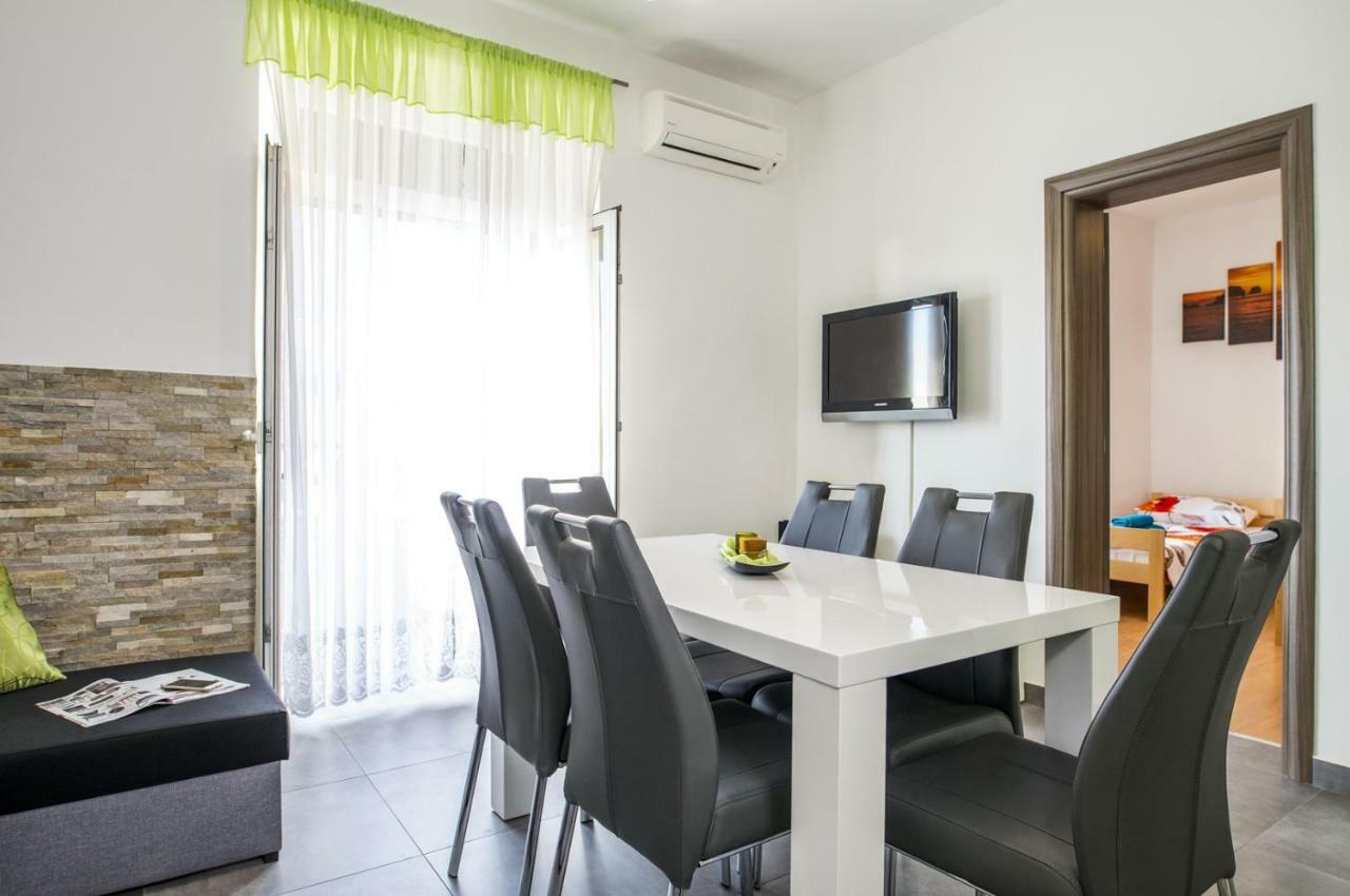 Apartment Stefania On The Beach Koromacno Luaran gambar