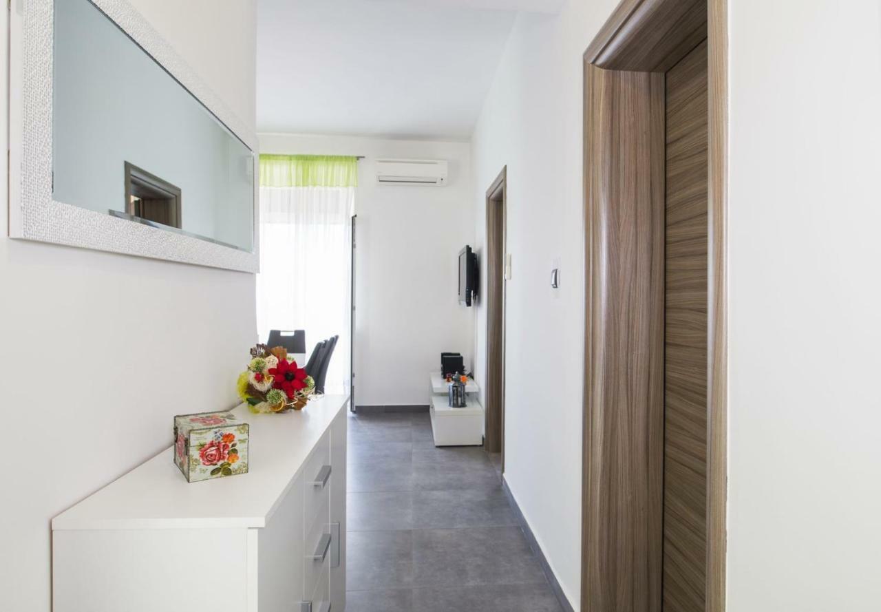 Apartment Stefania On The Beach Koromacno Luaran gambar